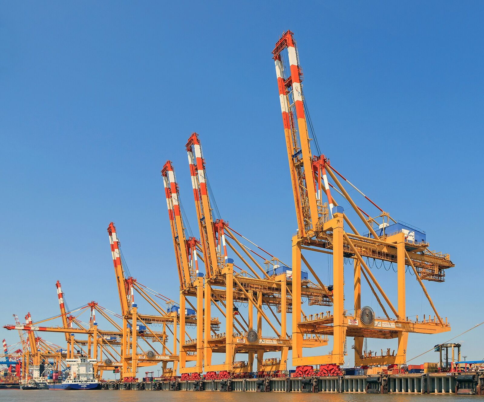 Terminal à conteneurs dans un port